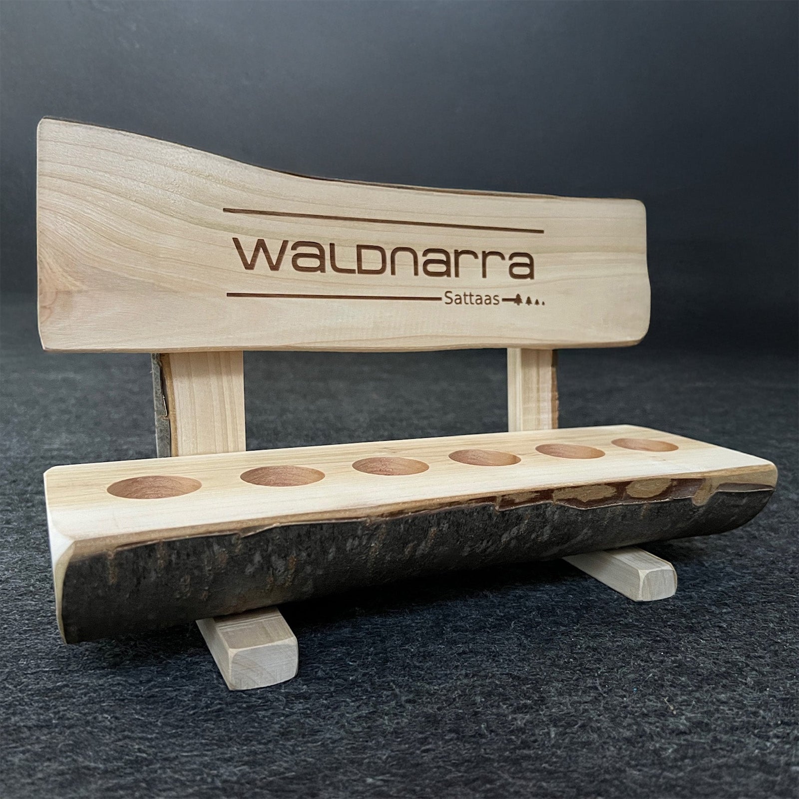 GRAVIERTE SCHNAPSBÄNKLE