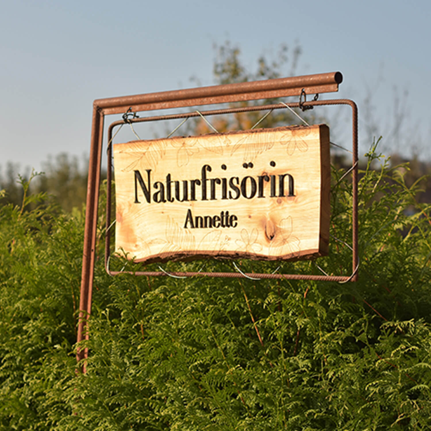 Firmenschild Acylbuchstaben auf Holztafel